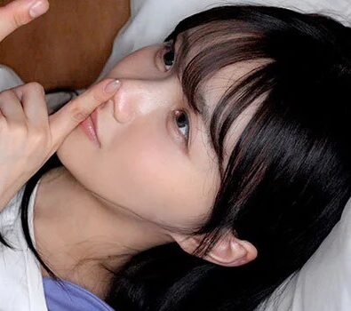 タイトルは「田舎帰省で成長期の姪っ子と自宅かくれんぼの際中にこっそり無自覚中出しSEXしまくった3日間の思い出 泉ももか」。女優名は泉ももか。