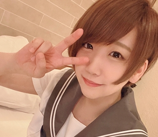 タイトルは「真面目陰キャ美少女と生ハメ！(890TTTC-004)」。AV女優名は七菜原ココ。