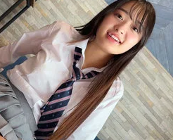 タイトルは「カホちゃん素人ムクムク-W-(SMUW-055)」。AV女優名は花守夏歩。