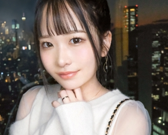 作品名は「【ぐちょ濡れる敏感なM穴】無防備パンチラで挑発。自分から生で挿れてくれる欲しがりどM若妻とマチアプ不倫。アホみたいに噴き出るエロ潮。もちろん膣奥までどっぷり中出し。【独身男性×既婚女性(初顔合わせ)】【密会ナマハメ撮り】 case.11（300MIUM-1200）」。女優名は佐野りかちゃん。
