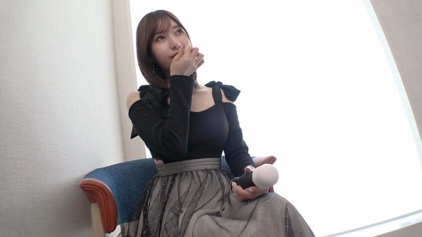 作品名は「【ホワイトデー前×美人アパレル店員】春一番に舞う白上着のゆったり系美女を渋谷でナンパ！カフェ巡り好きの手作りお菓子に隠された秘密。ゴールドブラ&パイパン最強ま○こで潮吹き連発！！ マジ軟派、初撮。 2196」。女優名は鷲見すみれ。
