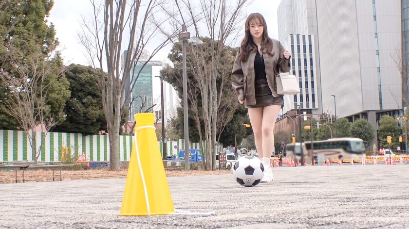 作品名は「【Jカップ】遭遇率0.00001%！！エロくて、爆乳！！普段からやらしい身体を積極的に振りかざしてセックスしがちな爆乳お姉さんの全て──主におっぱいを──揉み解して、媚びてくるすけべな身体を好き放題！！ マジ軟派、初撮。 2197」。女優名は丸最レア。
