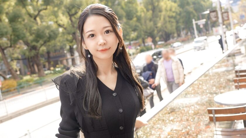 作品名は「【黒い服に隠された魅惑のボディ】 笑顔と声が可愛い事務職かすみさん(30) 足をあげ自らチ●ポを懇願。ジョボジョボ潮吹きでイキまくり！！ 【初撮り】ネットでAV応募→AV体験撮影2413」。AV女優名は香住みなみ。