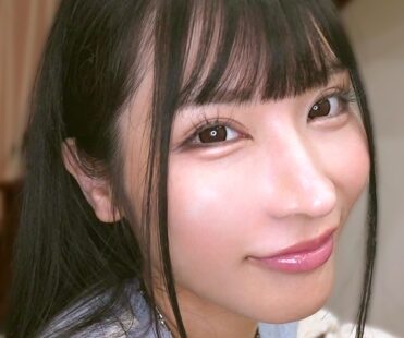 作品名は「【スレンダー巨乳の萌えボイス美女】モデル並みの引き締まったくびれボディは全身性感帯！触れただけで甘い吐息がこぼれてキュン4しちゃうかもしれないイチャラブSEX！【あまちゅあハメREC＃S4kura.＃美容部員】」。女優名は胡桃さくら。