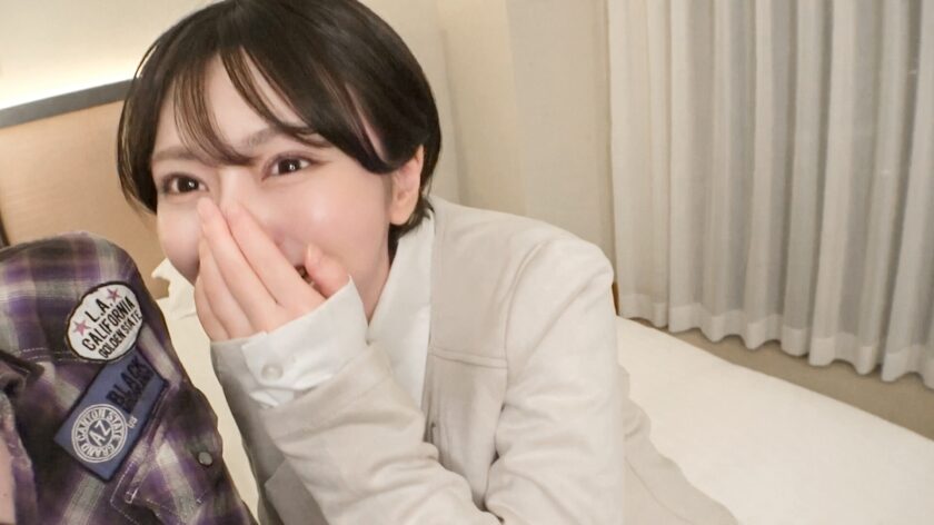 作品名は「奥を突かれて「アッアッア」！ポルチオ大好き女はカラダをくねらせながら性の悦びを享受！彼氏いない歴3年の溜まった性欲は伊達じゃない！ マジ軟派、初撮。2200」。女優名は小松本果。