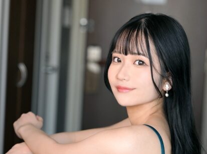 タイトルは「インドア派でNet●lix漬けの休日を過ごす26歳歯科衛生士ゆいかが、束縛を嫌い年下セフレとの自由な関係を楽しみながらも『もっといろんなことをしてみたい、プロとしたら違うのか』と応募――キスで始まり、硬さに笑い、潮を吹きながら体位を遊園地のように切り替えて楽しみ尽くし、露天風呂以上の昂ぶりを覚え、最後はお掃除フェラとごっくんで締めくくる、楽しくエロい濃厚体験 ラグジュTV 1841（259LUXU-1855）」。女優名は佐野りか。