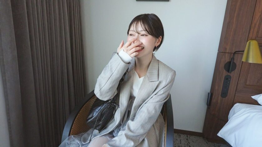 タイトルは「社会人2年目のフレッシュ美女【かほさん】 若々しい透き通る肌とスレンダー曲線美が淫らに捩れる至高のSEX！！ 【初撮り】ネットでAV応募→AV体験撮影 2435(SIRO-5542)」。女優名は小松本果。
