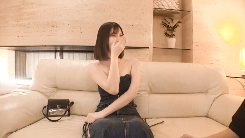タイトルは「会社では冷静沈着ななぎさちゃんがたまってた性欲を発散するために応募してきて普段は見せない淫らな顔をさらし、男優のガチテクSEXでイキまくる！！ 【初撮り】ネットでAV応募→AV体験撮影 2439（siro-5550）」。女優名は小泉なぎさ。