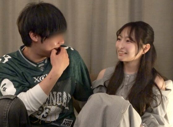 タイトルは「東京来て初めてのエッチに大興奮！経験人数少なめの童顔美女をねっとり愛撫でイカセまくり、最後はデカチンとデンマのコンボでハメまくる！！ 百戦錬磨のナンパ師のヤリ部屋で、連れ込みSEX隠し撮り415(200GANA-3277)」。女優名は平山羽那。
