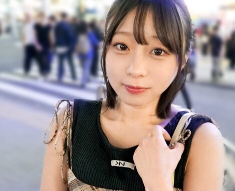 タイトルは「渋谷小動物系ガールをナンパしてみた！SEX経験談を聞くと、まさかの先生と？！しかもその友達とも？！奇想天外！嘘みたいな本当の話が飛び出したw話だけじゃなく体もエロい！中イキ外イキ潮吹き！全てを兼ねそろえたSEXを見逃すな！ マジ軟派、初撮。 2227」。AV女優名は月乃あや。