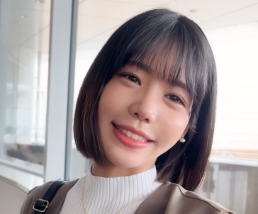 タイトルは「結婚を機に地方に引っ越した欲求不満の人妻が遠征不倫！未婚時代のセフレと密会し潮吹き連発で喘ぎまくり！本能むき出しで腰をくねらせまくるハメ撮りSEX！！【みなみ/29歳/結婚3年目】」。AV女優名は梅田みなみ。