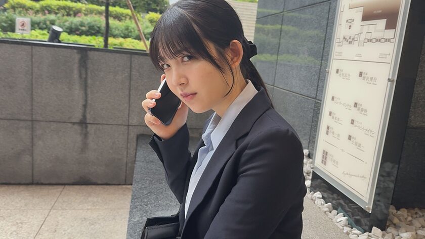 タイトルは「【推しの後輩】 常に笑顔のあざと系女子 後輩OLのSEX動画公開します 真白ふわり」。AV女優名は真白ふわり。