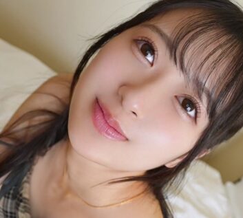 タイトルは「【甘えん坊な猫系彼女と甘～いハメ撮りSEX！！】スレンダーボディの激カワ彼女に濃厚な中出し！！強烈な突きに美尻が波打つ！！イケイケ彼氏の巨チンに悦がりまくる～！！【あまちゅあハメREC＃かほ＃大学生】(MFCS-185)」。AV女優名は花守夏歩。