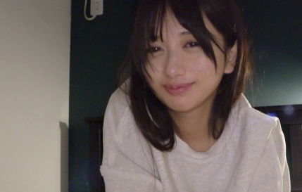 タイトルは「部屋着でまどろむ無防備な僕だけのすっぴん彼女とゆるあまセックス【カップルの日常。#02 かりん】(MFNA-002)」。AV女優名は北岡果林。