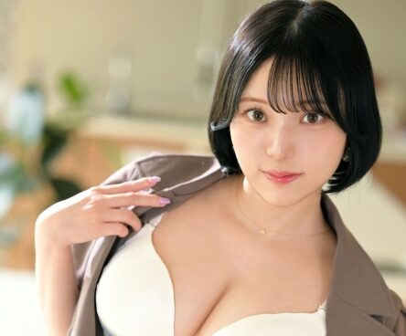 タイトルは「グラマラスで小柄なトロンボーン講師 厚い唇で奏でる官能、Gカップの上品な美乳と美尻が溢れる欲望に揺れる ラグジュTV1849（259LUXU-1863）」。AV女優名は七美まみ。