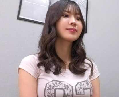 タイトルは「【Gカップ敏感娘】欲求不満なドMの性的欲求満たします♪足コキ→パイズリ→フェラの口内射精確定フルコースを堪能！電マを咥えて離さない驚異の膣圧！中イキの連続で痙攣が止まらない極上マ●コを休むまもなくハメ続けろッ！！【可憐な隣人】【ひなみ】(MAAN-1120)」。女優名は藤森ひなみ。