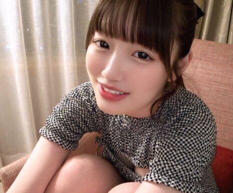 タイトルは「【高身長Fカップ美女を友人から略奪！本能のままに絡み合う濃厚SEX】お忍びデートで本命彼氏とあわやバッティング！？短小彼氏とのSEXでは満ち足りない巨乳ちゃんにノンストップでガン突き！！【あまちゅあハメREC＃ひのり＃大学生】(MFCS-188)」。AV女優名は浦上ひのり。