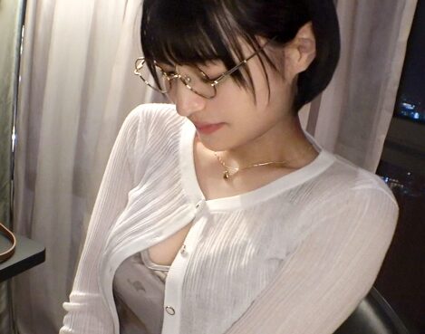 タイトルは「【私、セックスしちゃいけない人間なんです】【色白変態Mエロ眼鏡黒髪ボブつま】年末のシングルマザー応援プロジェクト第一弾は【SEX(セックス)！！】良いお年をお迎えください！#色白#ボブ#このくらいの長さはボブって言うみたい今までショートって呼んでたけど初めて知った#Mは眼鏡とマゾのM#人妻#若妻#元アイドル#イラマチオ#潮吹き#本日クリスマスイブは渋谷でプレステージ制作部の忘年会#東京わかづま日和 vol.021（812MMC-021）」。女優名は虹村ゆみ。