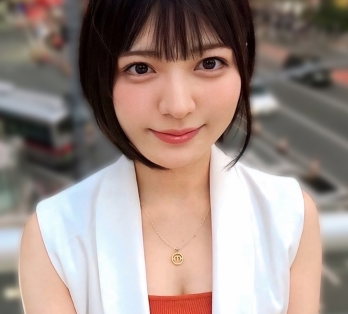 タイトルは「好きピのためなら喜んで痴態を撮られに行くチョロ女、晒します。自他共に認める「咥え」好き.喉奥にチ●ポつっこみうるうる.エッグい杭打ちピストン騎乗位でチ●ポ締め上げ生中出し.【オナペットNo.11_ユミ】(SIMP-011)」。AV女優名は虹村ゆみ。