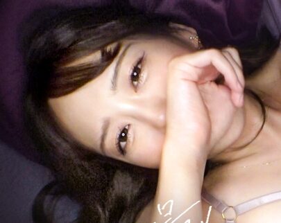 「旦那のエッチよりきもちぃっ」と締め付けてくる彼女に、昨日旦那が注いだ種を上書きするように大量射精。賢者タイムも許さず「もっかいしよ？」とねだる彼女の細い腰を掴み、動かなくなるまで激しく突き上げる。不倫の蜜月は、彼女の痙攣絶頂と共に最高の夜へと加速していく。