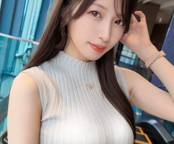 タイトルは「初恋相手と再燃する禁断の炎」既婚インフルエンサーのあかねが地元イベントで運命の再会！密会デートから始まる、生ハメ挿入に綺麗ボディを震わせ「今日で終わりたくない…また会いたい」とだいちゅきホールド！「すきだよ…」と囁きながら高速ピストンにイキ狂い！中出し・顔射の2連発の甘々不倫SEX！【あかね/26歳/結婚1年半】。女優名はあかね麗。