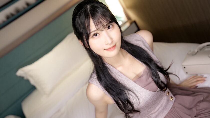 タイトルは「圧巻！高身長色白美人のナイスバディ！透き通る白い肌に確約されたような桜色のチクビは超敏感。応募動機はセックスのテクニック向上させたいという性的知的好奇心！！ 【初撮り】ネットでAV応募→AV体験撮影2482(SIRO-5619)」。AV女優名は黒木麻央。