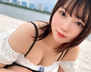 タイトルは「【色白♪桃尻の年下彼女を激ピストンでイカせまくる！！】モッチモチのお尻がブルンブルンと波打つ！若さ故に溢れ出す底なしの性欲にオジサンが大奮闘！！年の差カップルの熱いイチャイチャ中出しSEX！！【あまちゅあハメREC＃4N.＃ショップ店員】(MFCS-192)」。AV女優名は野宮あん。