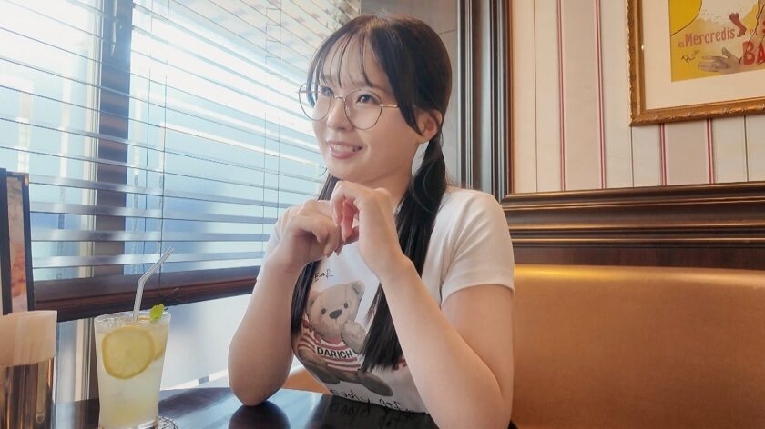 タイトル:は「ムチムチボディの最高峰【もも 20歳】 男に尽くすイチャイチャセックスに骨抜き！！ 究極の抱き心地！女体の最高到達点！ 【初撮り】ネットでAV応募→AV体験撮影2492(SIRO-5609)」。AV女優名は桜庭ももな。