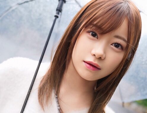 タイトルは「純粋無垢すぎる快感に弱いデカ尻マゾ女、晒します。ジーンズから零れる隠れ桃尻.乳頭が常にビンビンに勃起したドスケベ乳首.地面に這いつくばってオナニーからのおち●ぽ懇願.中出しされてもニコニコしてるド変態女.【オナペットNo.12_ユキ】(SIMP-012)」。AV女優名は若葉結希。